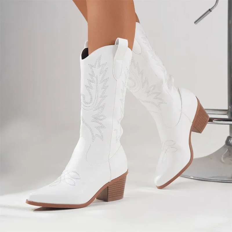Embroidery Design Free - Retro Women's Boots Classic Pointed Tip