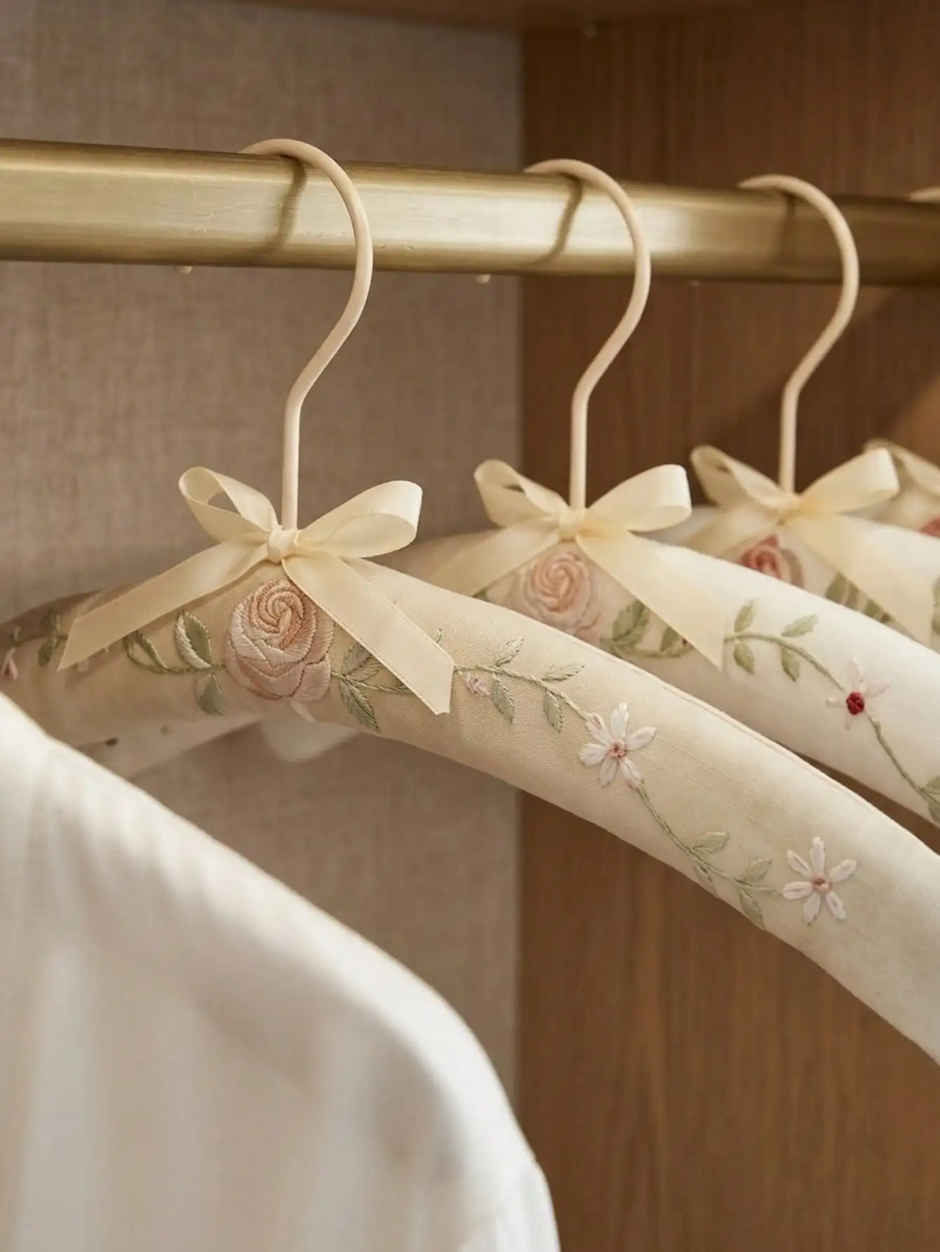 Embroidery-Covered Hanging Rac – обзор и цена Embroidery Ribbon